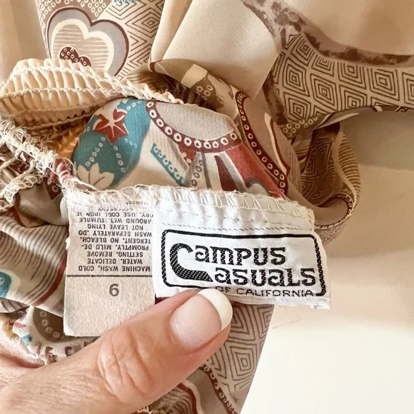 Vintage Campus Casuals Neutral Floral cropped blouse with jewel tones - Picture 4 of 6